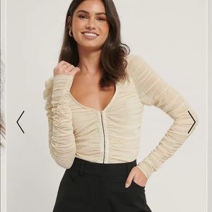 NA-KD ruched closure détail top